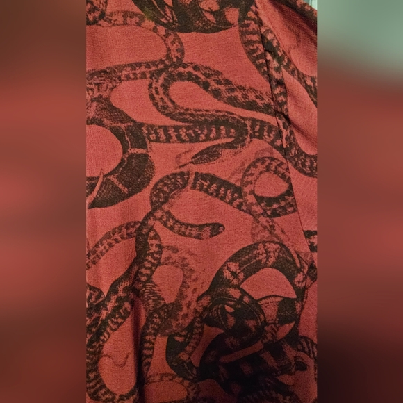 EUC Torrid Nightfall Red and Black Snake Print Sheer Kimono Sz 2 - Picture 3 of 3
